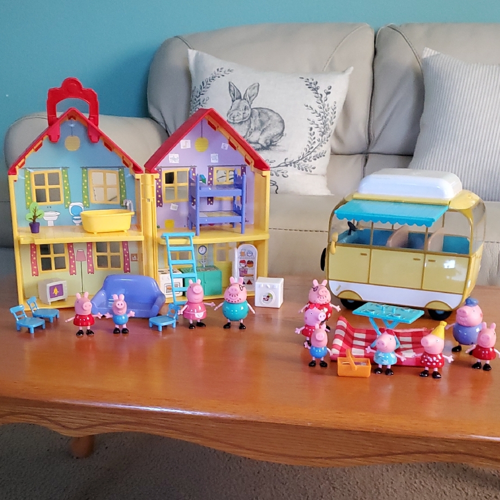 Peppa Pig Colorful Playhouse and Yellow Camper Van Picnic Set